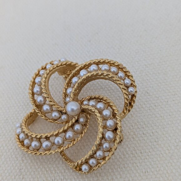 116 Elegant Gold and Pearl Brooch - Picture 4 of 9